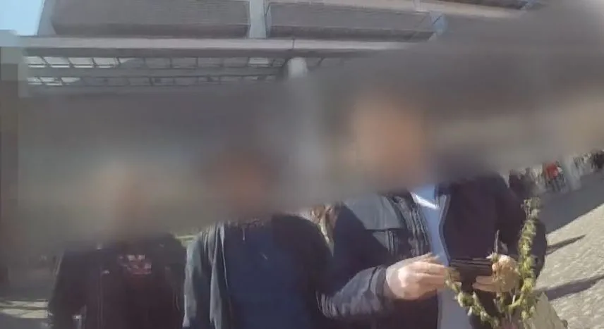 Muž hrál na ulici na kytaru. Když ho vyháněli strážníci, zloděj mu vybral kasičku