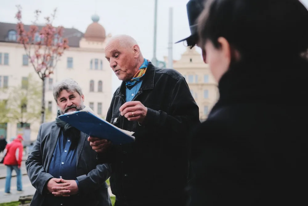 David Vávra v Praze slavnostně zprovoznil nový Poesiomat. Ten lidé rozezní zatočením klikou