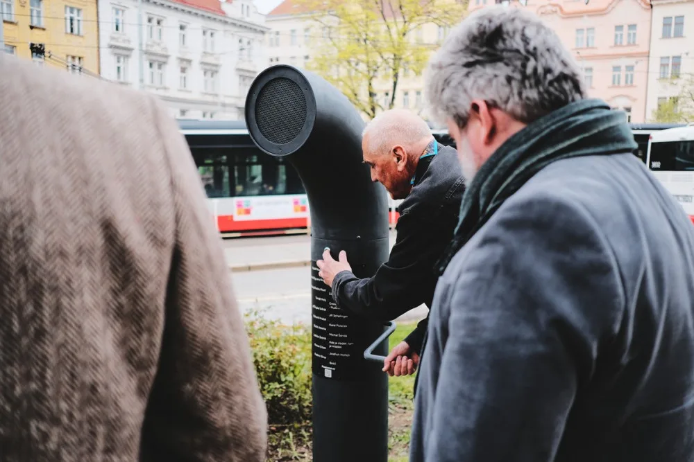 David Vávra v Praze slavnostně zprovoznil nový Poesiomat. Ten lidé rozezní zatočením klikou