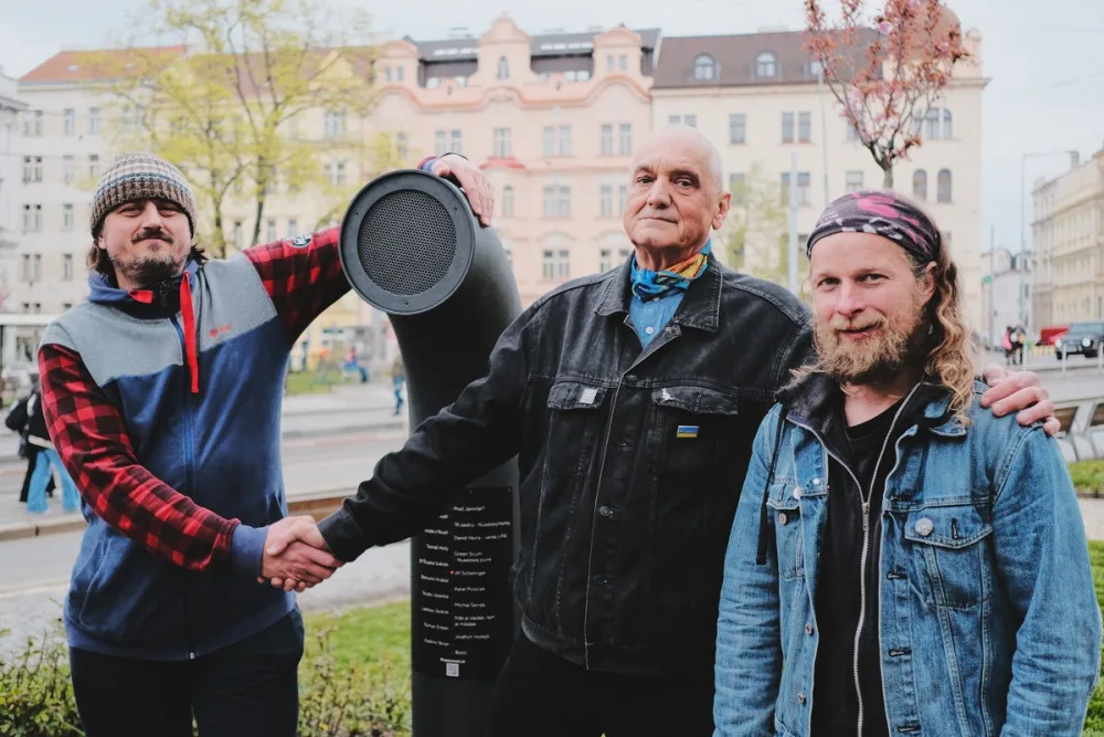 David Vávra v Praze slavnostně zprovoznil nový Poesiomat. Ten lidé rozezní zatočením klikou