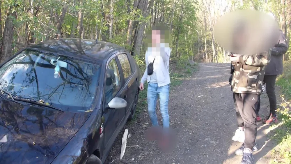 VIDEO: Řidič měl za volantem přes dvě promile. Boural do plotu, napadl muže a urážel policisty