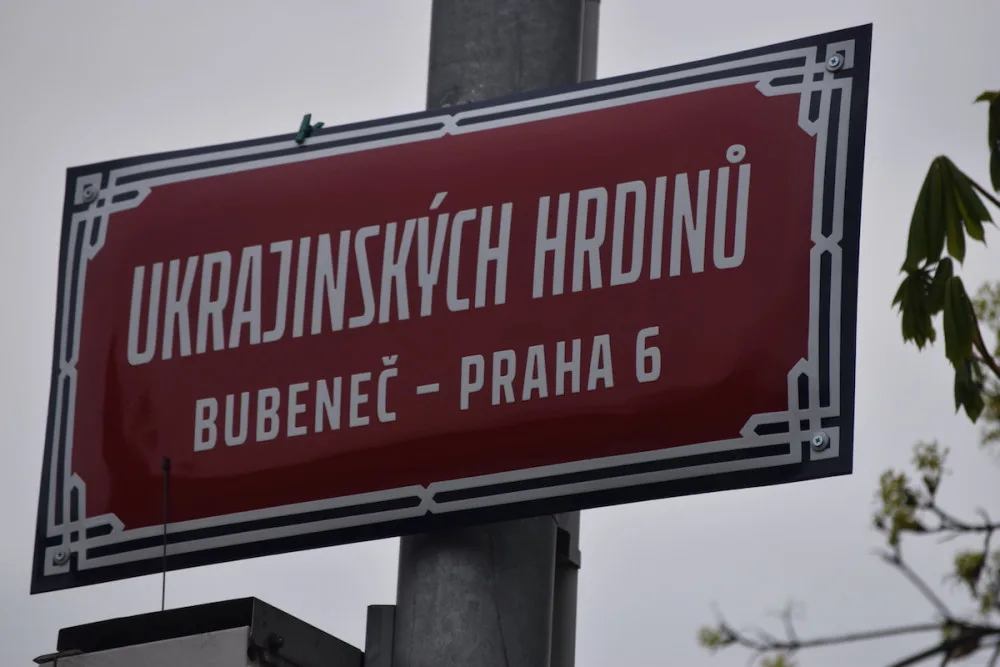 Nová místopisná cedule u ruské ambasády.