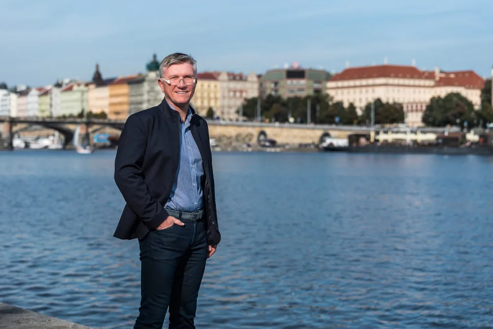 Zajíček žádá omluvu od Čižinského. Přirovnal Džbán k Čapímu hnízdu