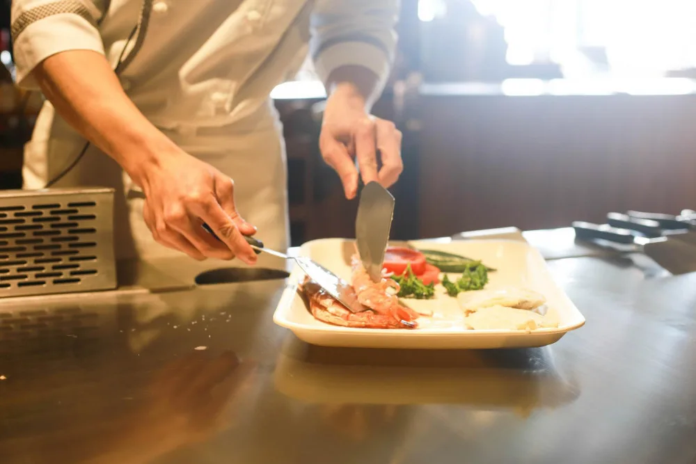 Pavučiny a hromady hadrů v restauracích. Pražská hygiena udělila za čtvrt roku pokuty za 400 tisíc korun
