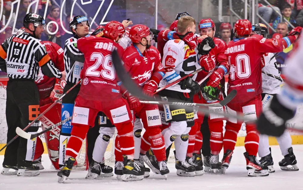 Třinec porazil Spartu a ve čtvrtek může v O2 areně slavit titul