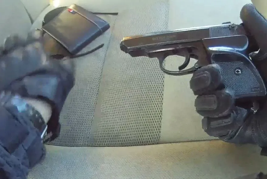 VIDEO: Řidič byl při kontrole nervózní. Policisté u něj našli pervitin, pistoli i poloautomatické pušky