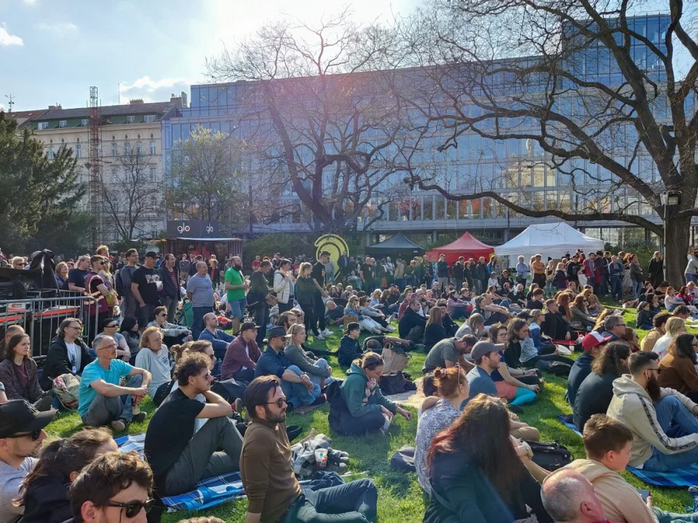 Karlovo náměstí se rozeznělo hudbou. Stovky lidí přišly na jazz