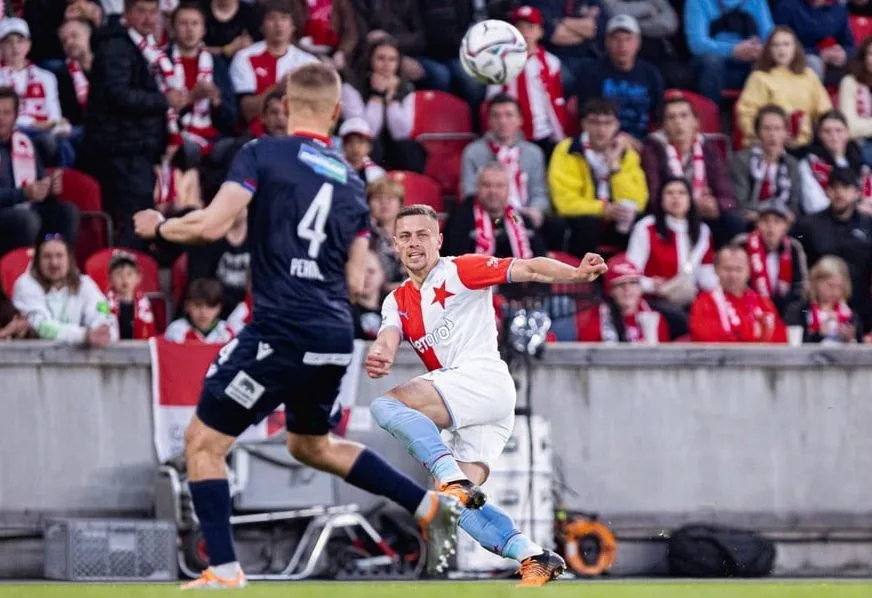 Infarktový závěr šlágru mezi Slavií a Plzní přinesl dva góly z penalt. Slavia zůstává druhá