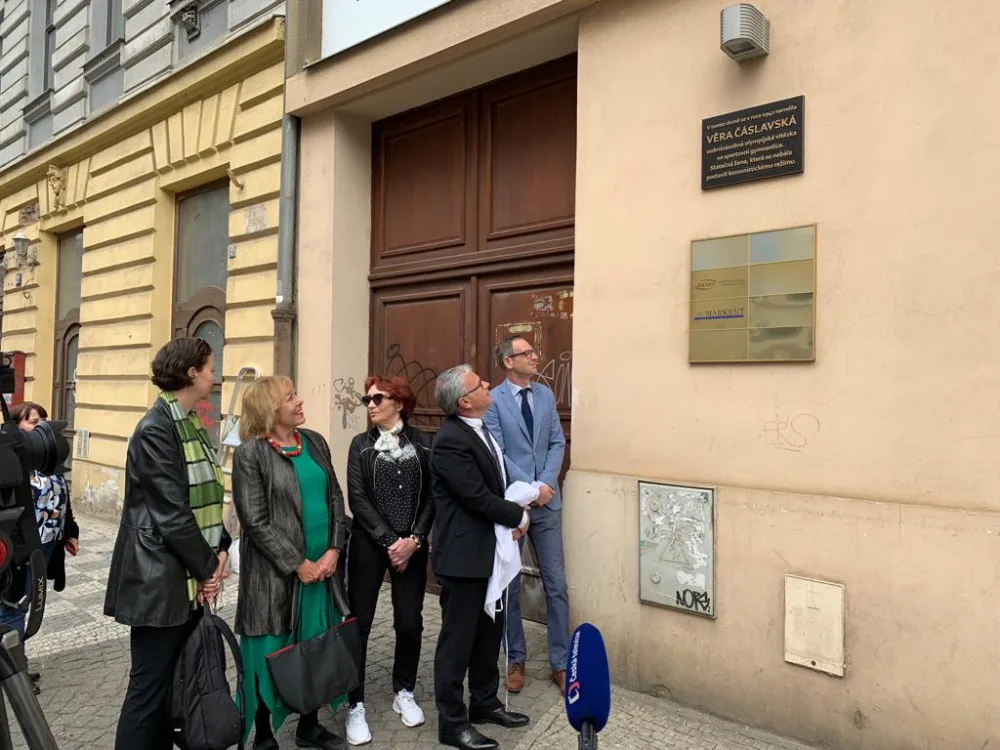VIDEO: Děvče z Karlína, které se nebálo postavit komunistům. Věra Čáslavská má v Praze pamětní desku