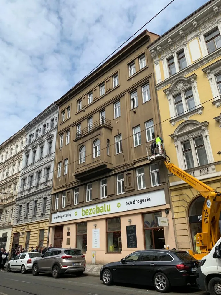VIDEO: Děvče z Karlína, které se nebálo postavit komunistům. Věra Čáslavská má v Praze pamětní desku