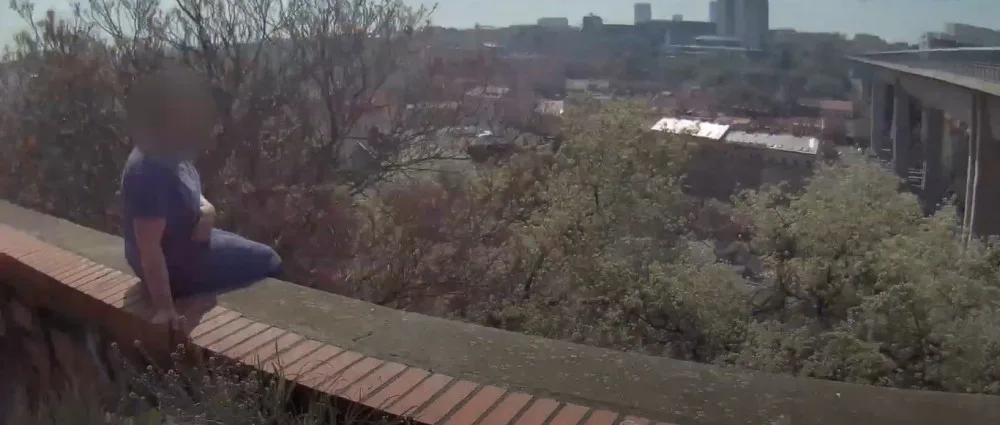 Policista muži skok rozmluvil.