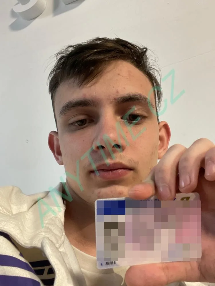 Mladík ukradl druhému batoh. Pak poslal selfie s ukradeným řidičákem do půjčovny aut
