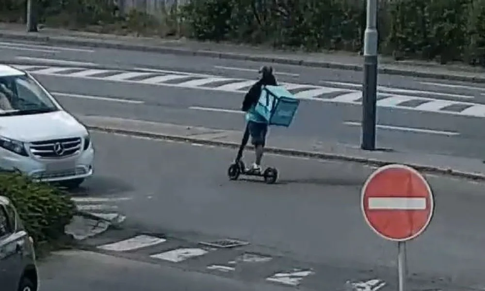 VIDEO: Kurýr, který rozvážel po Praze jídlo na koloběžce, zemřel. Podle policie možná cizí vinou