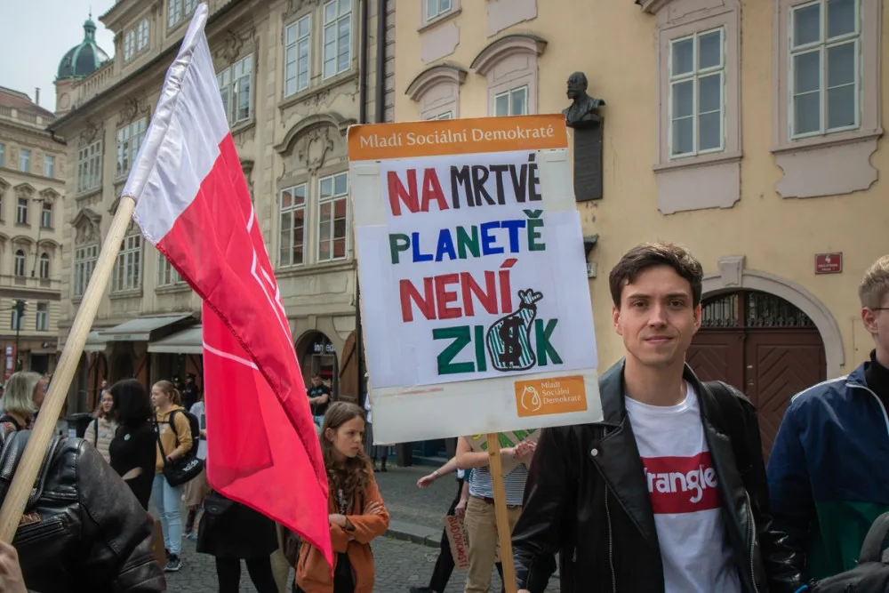 VIDEO: Studenti v Praze stávkovali za klima. Nejít do školy, nám přijde adekvátní, říká jejich mluvčí