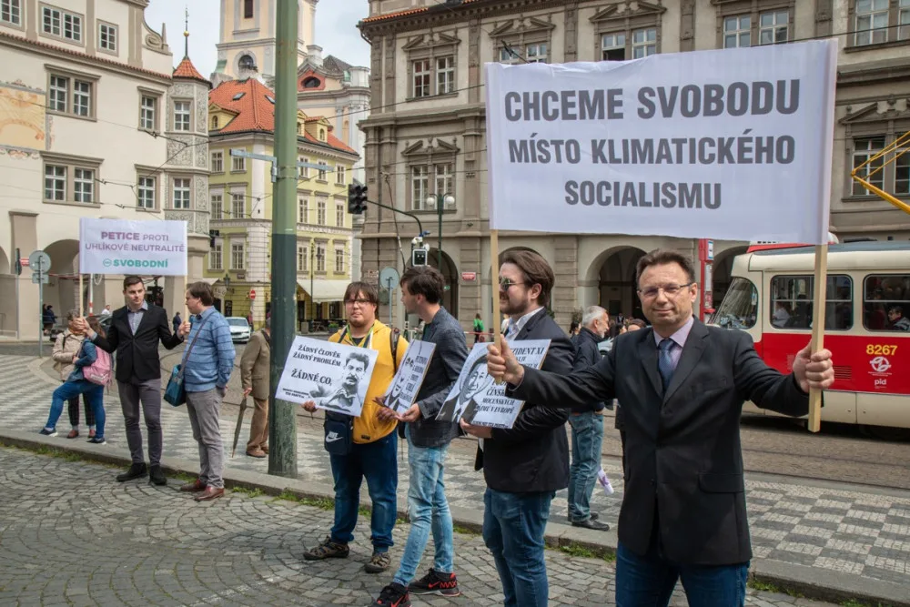 VIDEO: Studenti v Praze stávkovali za klima. Nejít do školy, nám přijde adekvátní, říká jejich mluvčí