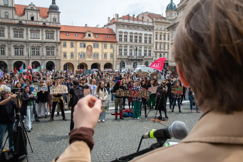 VIDEO: Studenti v Praze stávkovali za klima. Nejít do školy, nám přijde adekvátní, říká jejich mluvčí