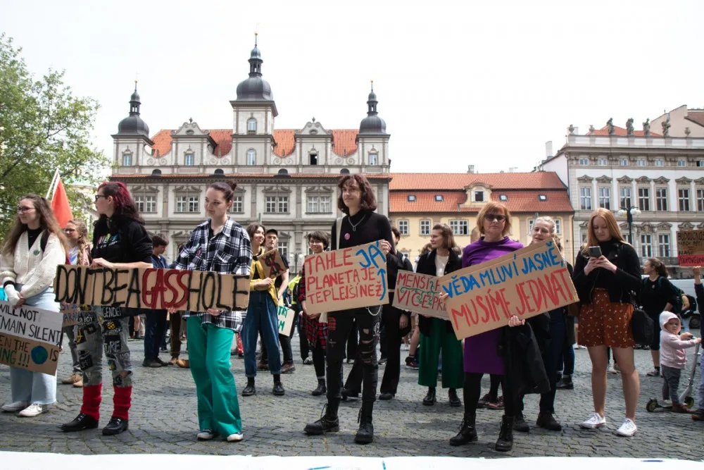 VIDEO: Studenti v Praze stávkovali za klima. Nejít do školy, nám přijde adekvátní, říká jejich mluvčí