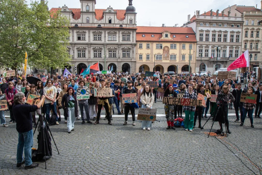 VIDEO: Studenti v Praze stávkovali za klima. Nejít do školy, nám přijde adekvátní, říká jejich mluvčí