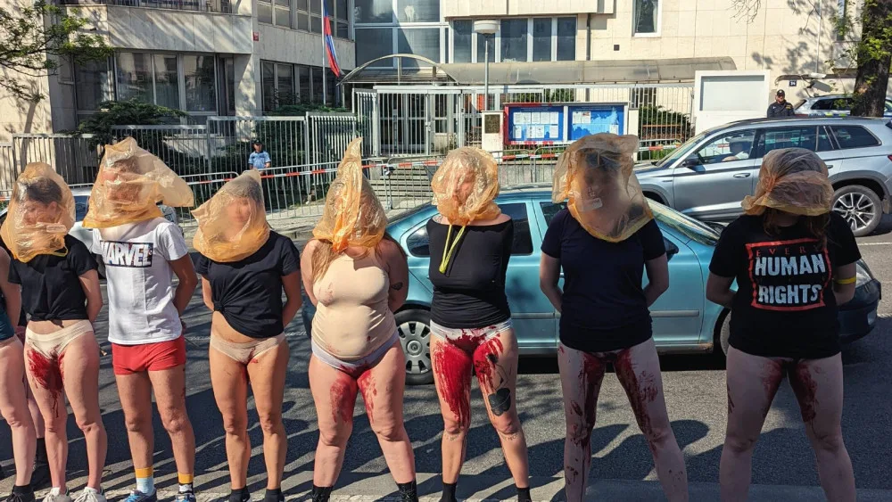 Demonstrace před ruským velvyslanectvím.
