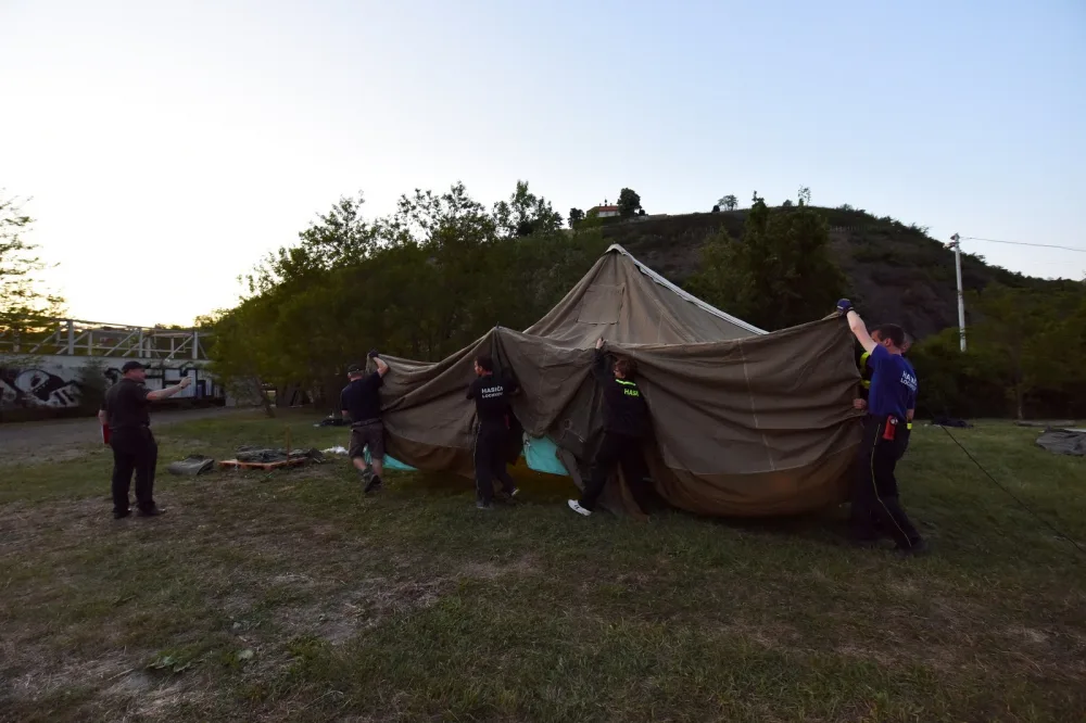 VIDEO: Hasiči postavili v Troji stanové městečko pro sto padesát uprchlíků. Je to málo, říkají dobrovolníci