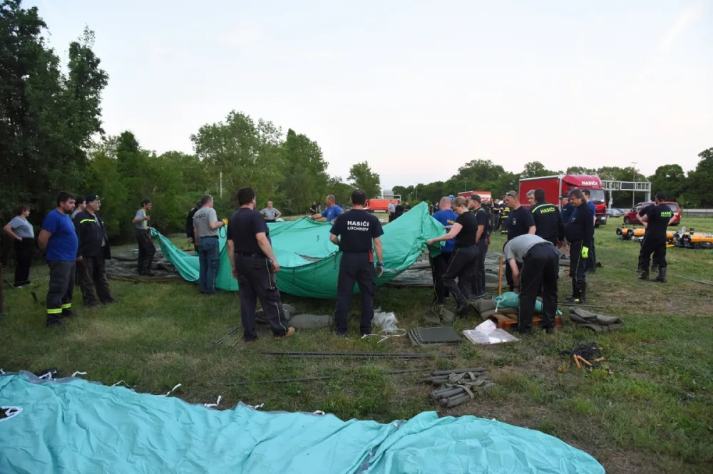 VIDEO: Hasiči postavili v Troji stanové městečko pro sto padesát uprchlíků. Je to málo, říkají dobrovolníci