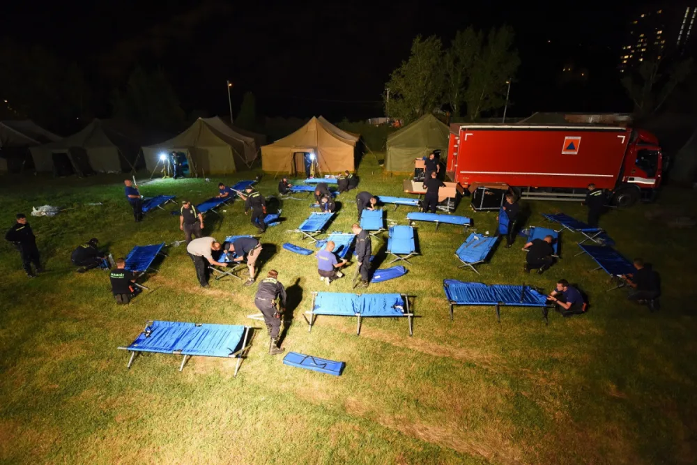 Uprchlíci z hlavního nádraží se začnou stěhovat do stanového městečka nejpozději v pátek