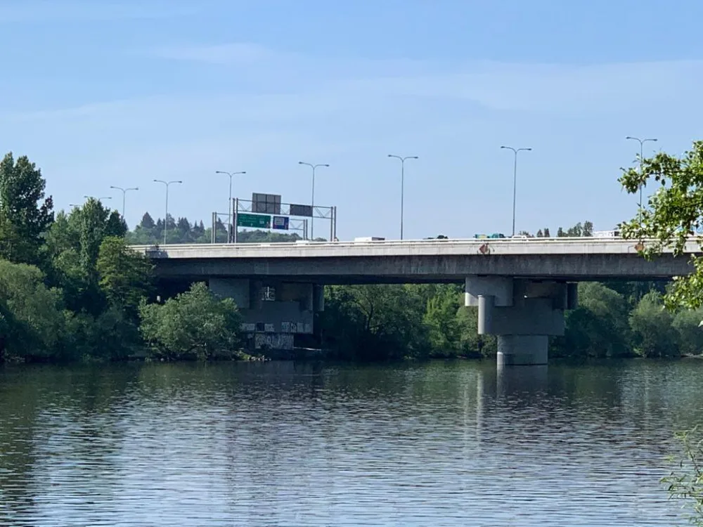 VIDEO: Na Barrandovském mostě už se frézuje, doprava je omezena. Podívejte se přímo na místo
