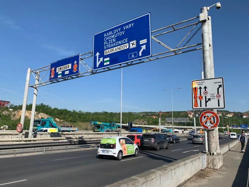 VIDEO: Na Barrandovském mostě už se frézuje, doprava je omezena. Podívejte se přímo na místo