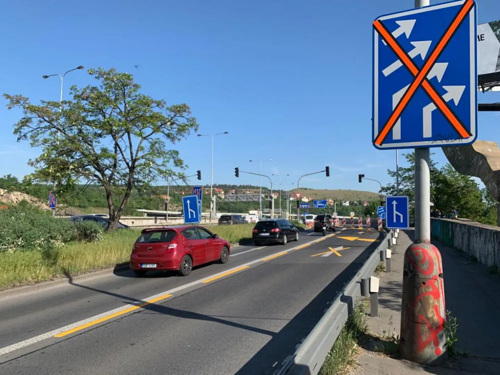 VIDEO: Na Barrandovském mostě už se frézuje, doprava je omezena. Podívejte se přímo na místo