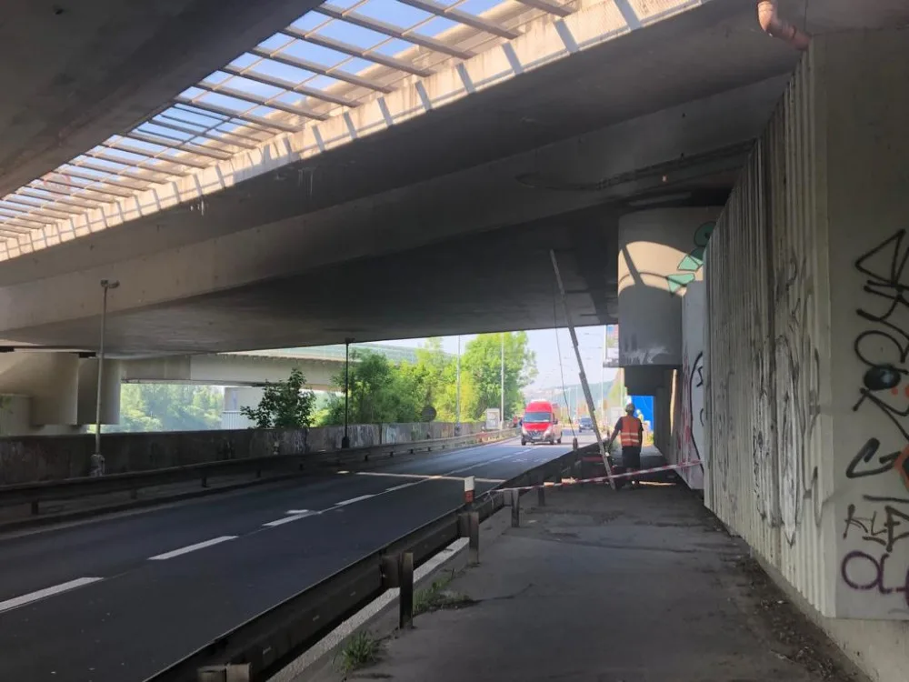 VIDEO: Opravy Barrandovského mostu pokračují. Dělníci začali bourat nájezd ze Strakonické