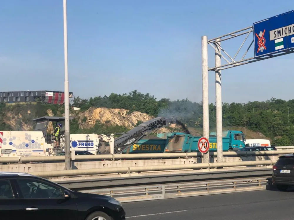 VIDEO: Opravy Barrandovského mostu pokračují. Dělníci začali bourat nájezd ze Strakonické