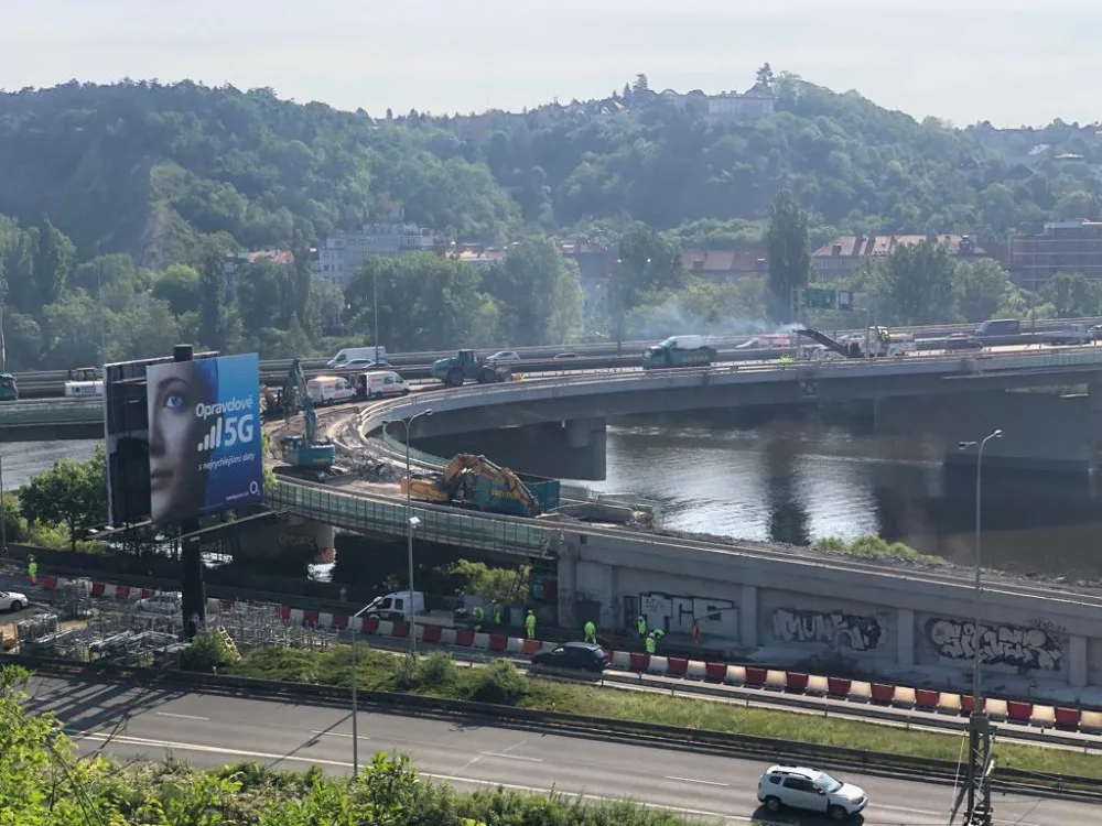 VIDEO: Opravy Barrandovského mostu pokračují. Dělníci začali bourat nájezd ze Strakonické