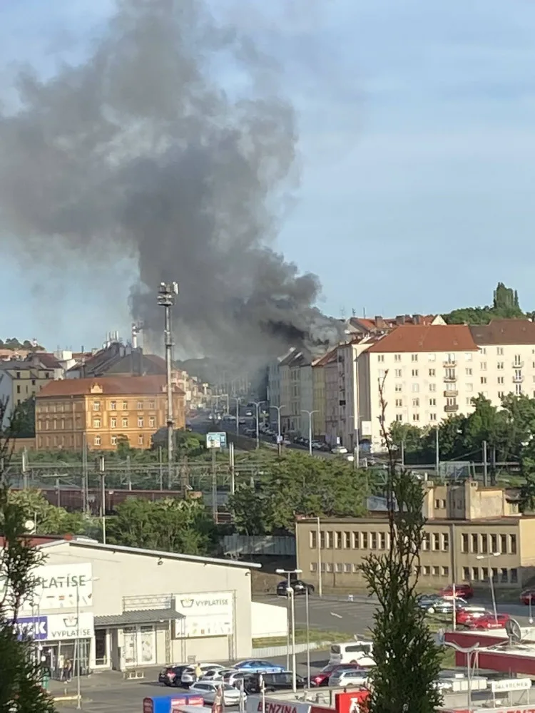 Ve Vysočanech hořel podkrovní byt. Hasiči museli evakuovat i obyvatele sousedních domů