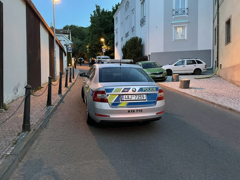 Policisté kvůli nálezu ve středu částečně uzavřeli ulici Na Popelce.