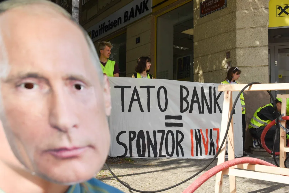VIDEO: Falešný plynovod a muž v masce Putina. Aktivisté demonstrovali proti podpoře ruského průmyslu