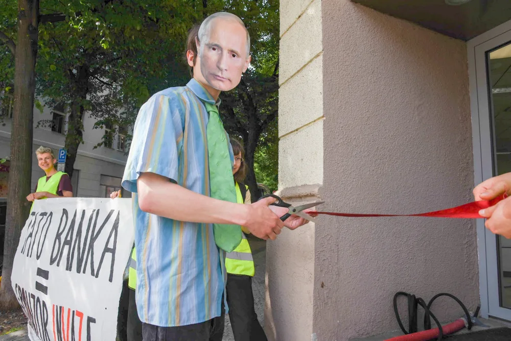 VIDEO: Falešný plynovod a muž v masce Putina. Aktivisté demonstrovali proti podpoře ruského průmyslu