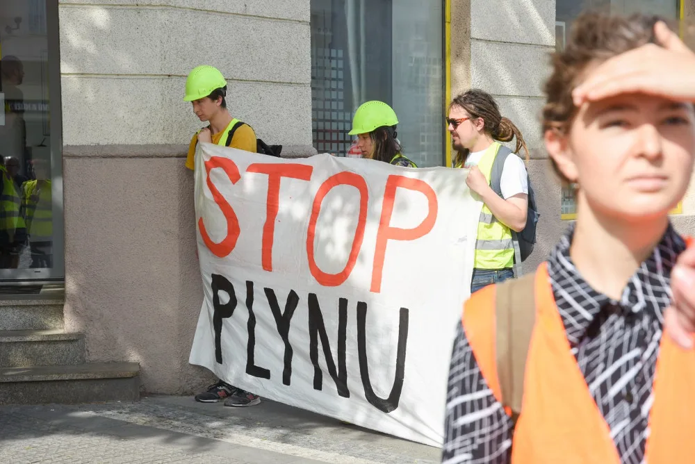 VIDEO: Falešný plynovod a muž v masce Putina. Aktivisté demonstrovali proti podpoře ruského průmyslu