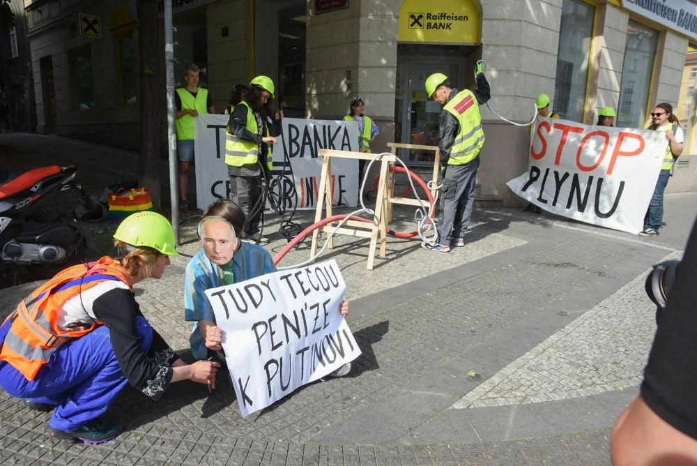 Aktivisté demonstrovali před dejvickou pobočkou Raiffeisenbank.