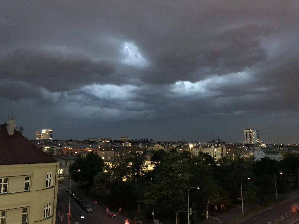 Bouřková mračna ve Vršovicích.