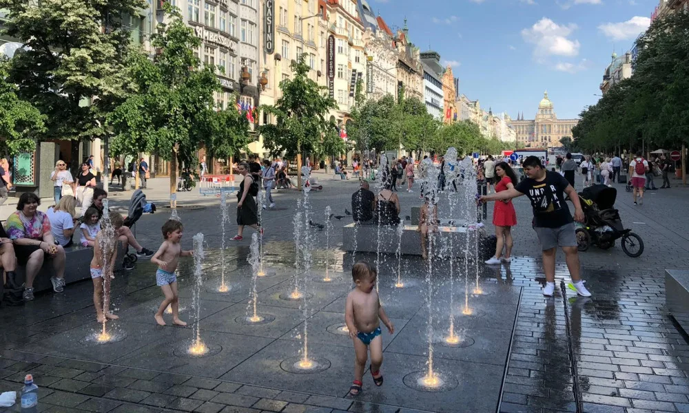 VIDEO: Na Václaváku začala fungovat fontána. Přitahuje děti i dospělé
