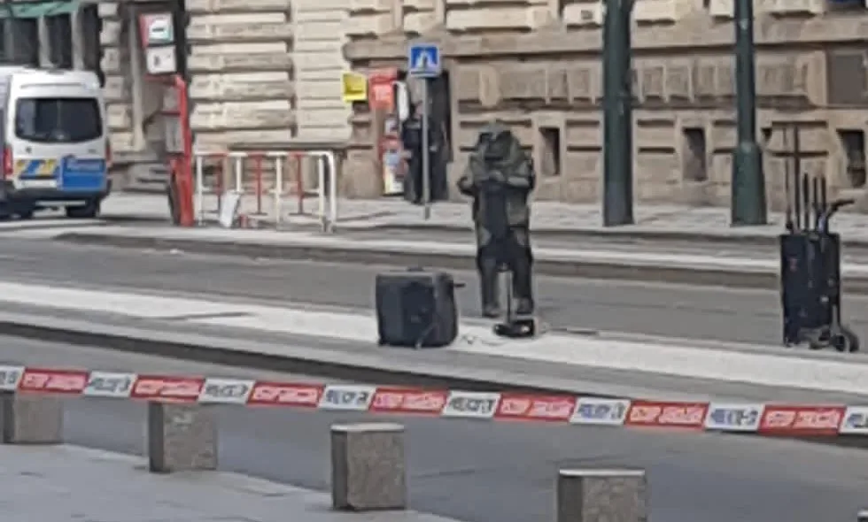 Pyrotechnici kontrolovali podezřelé zavazadlo v centru Prahy. Zásah přerušil dopravu