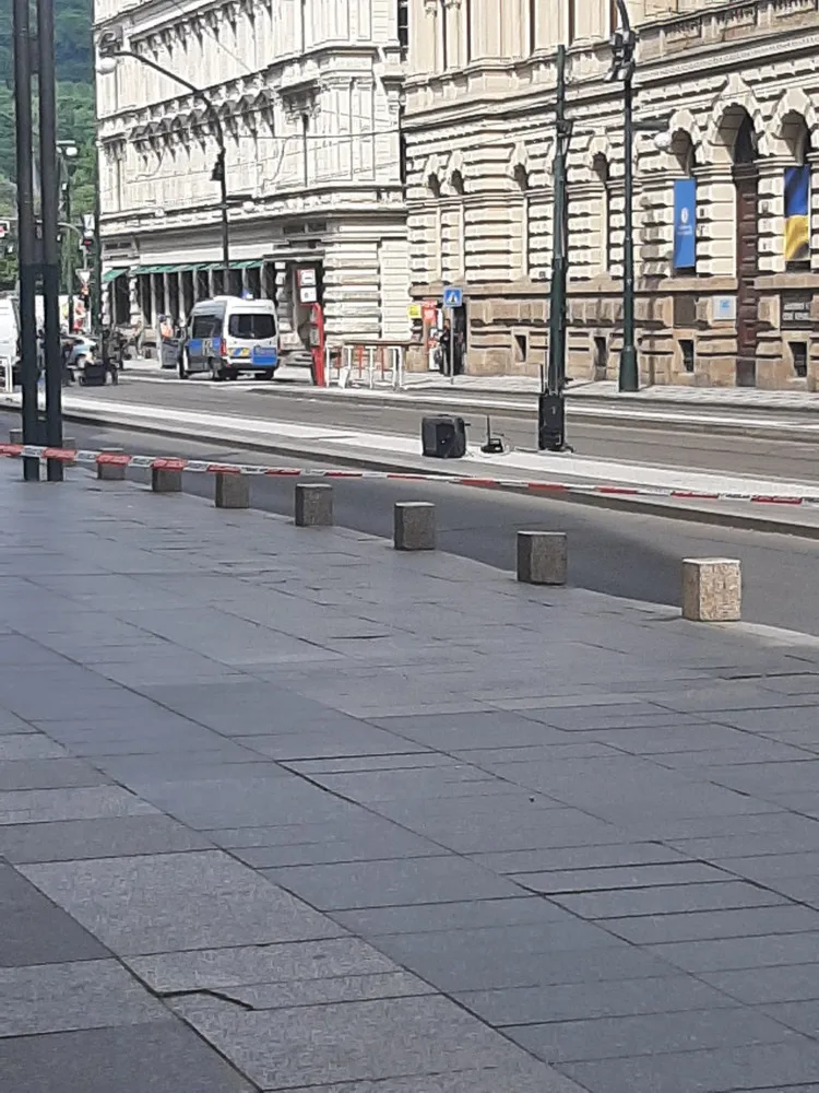 Pyrotechnici kontrolovali podezřelé zavazadlo v centru Prahy. Zásah přerušil dopravu