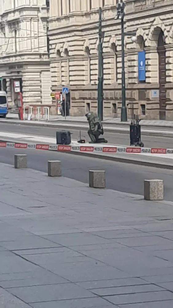Pyrotechnici kontrolovali podezřelé zavazadlo v centru Prahy. Zásah přerušil dopravu