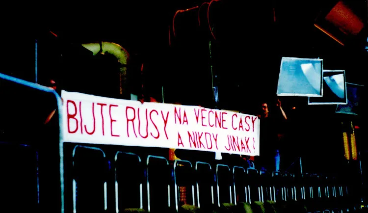 Čeští emigranti rozvinuli v Mnichově na hokejovém mistrovství světa v roce 1983 legendární protiruský transparent a byl z toho obrovský skandál.