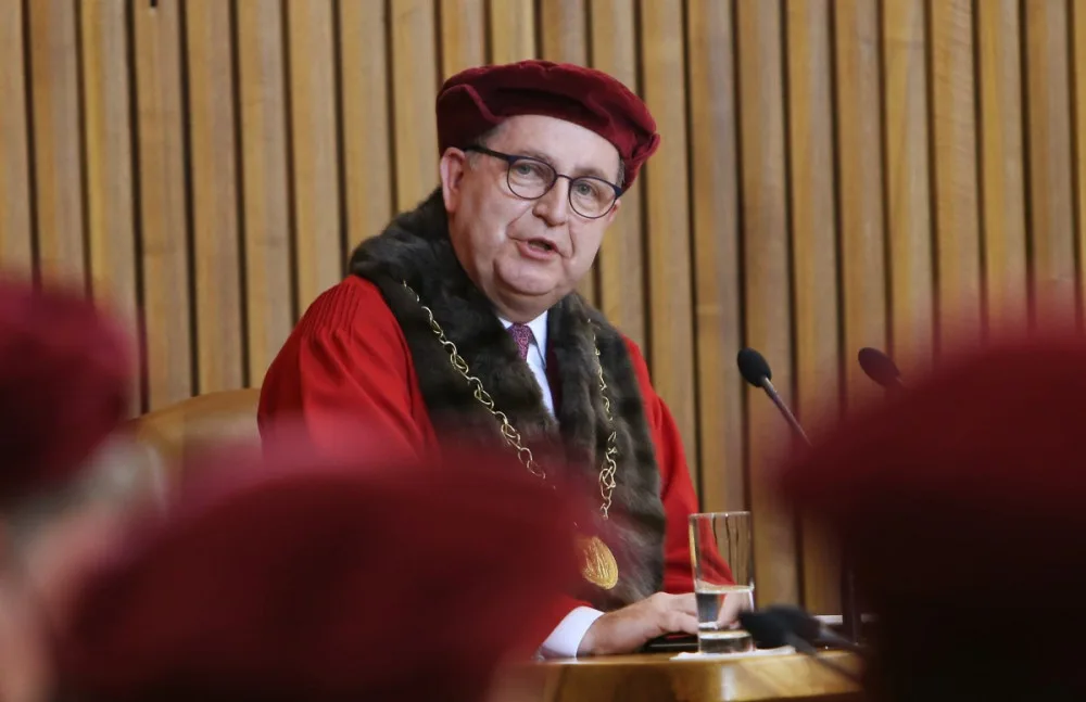 Bývalý rektor Karlovy univerzity Zima bude kandidovat na prezidenta. Jeho komunistická minulost vzbuzuje kontroverze
