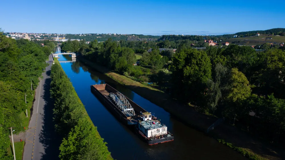 Most přes plavební kanál Troja-Podbaba je na místě. Přivezli ho po řece z Mělníku