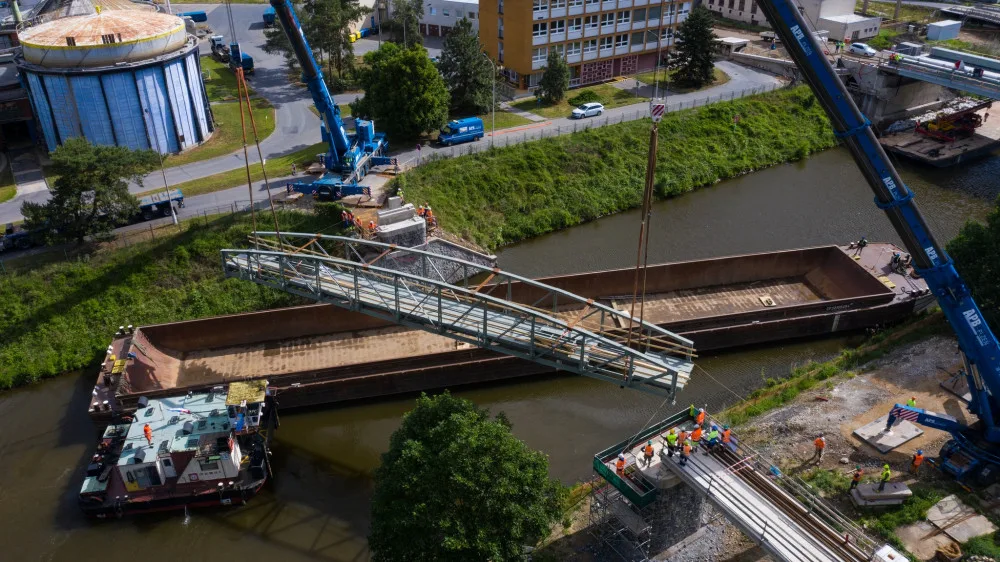 Most přes plavební kanál Troja-Podbaba je na místě. Přivezli ho po řece z Mělníku