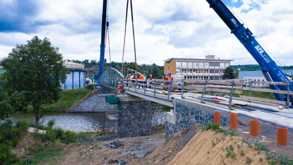 Most přes plavební kanál Troja-Podbaba je na místě. Přivezli ho po řece z Mělníku
