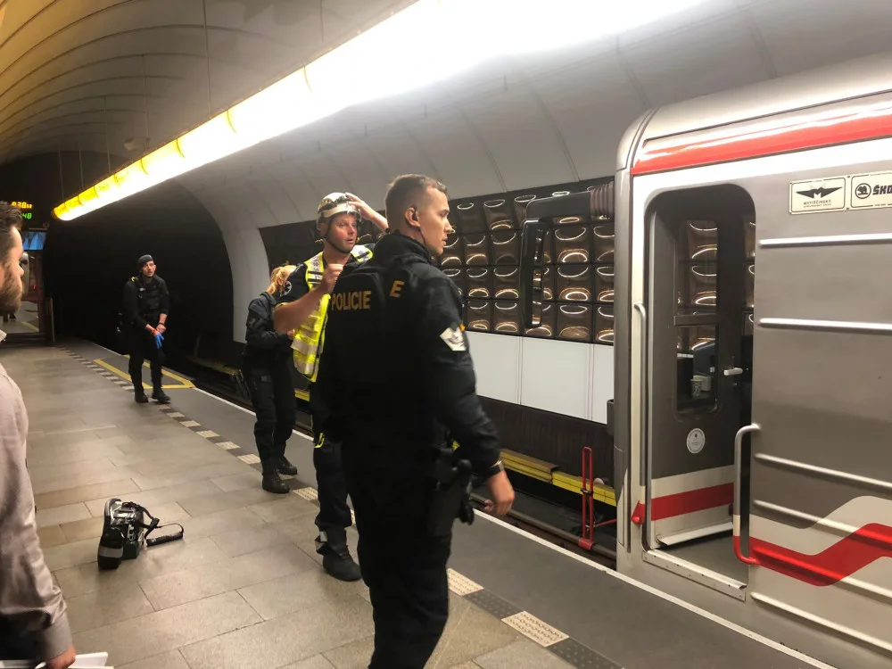 Pád osoby do kolejiště metra na náměstí Republiky dnes ráno přerušil provoz linky B