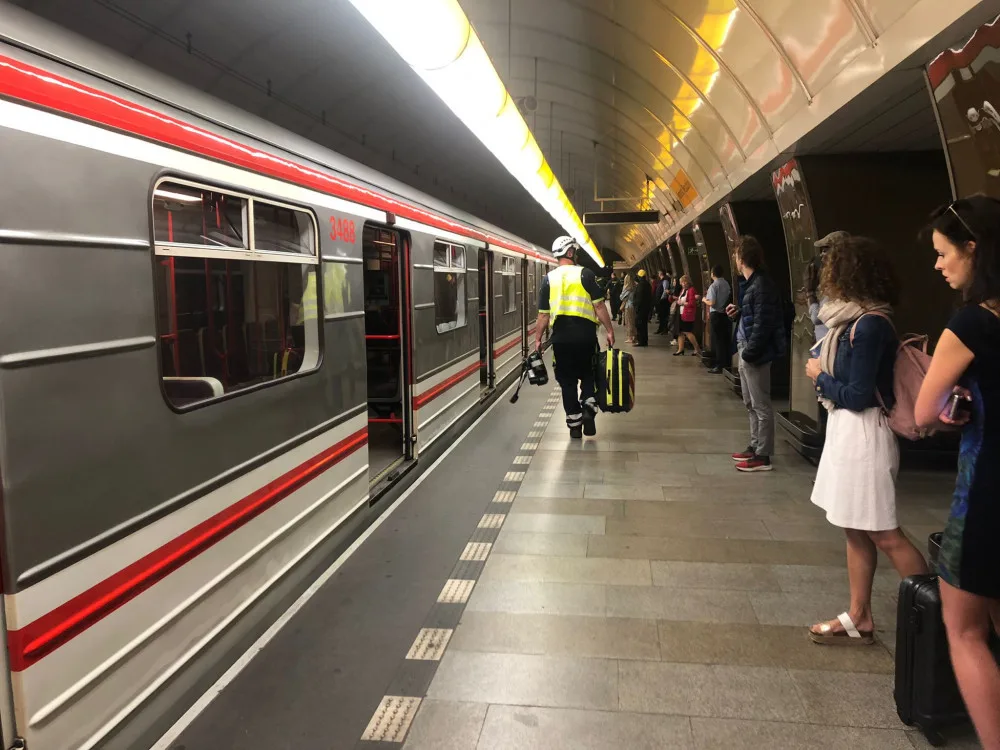 Pád osoby do kolejiště metra na náměstí Republiky dnes ráno přerušil provoz linky B